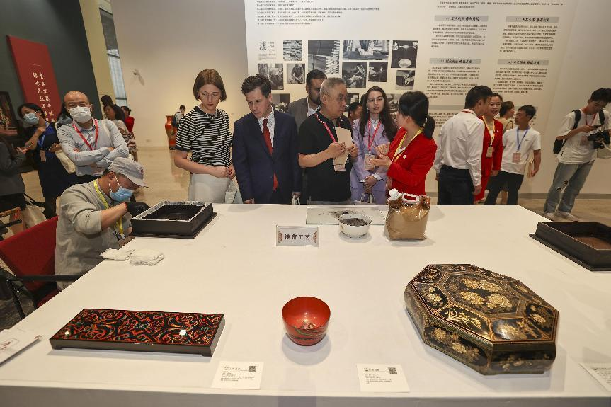 2023年5月28日，北京，推光漆器匠人為駐華使節(jié)展示技藝。