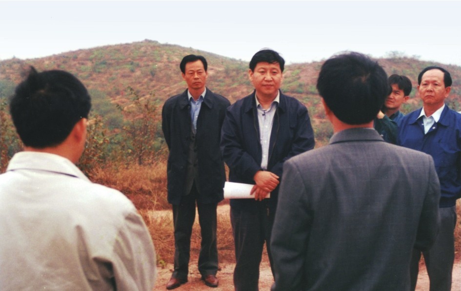 1999年11月，習(xí)近平在龍巖市長(zhǎng)汀縣河田水土流失治理區(qū)調(diào)研。圖源：《習(xí)近平在福建（下）》