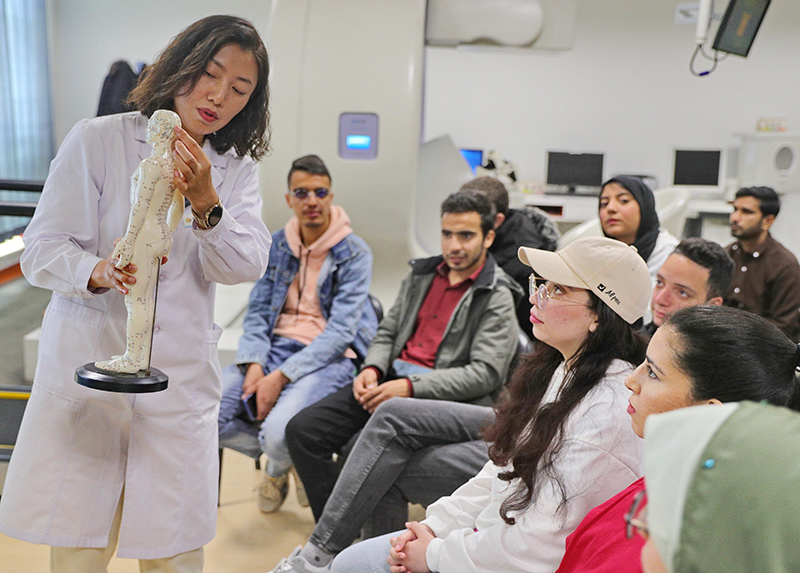 2023年4月19日，河北省秦皇島市中醫(yī)醫(yī)院醫(yī)務工作者為燕山大學外國留學生講解中醫(yī)經(jīng)絡知識。