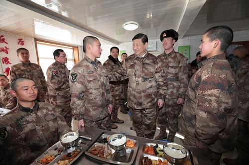 2014年1月26日中午，習(xí)近平來到連隊(duì)食堂，同戰(zhàn)士們一起用餐。新華社記者 李剛 攝