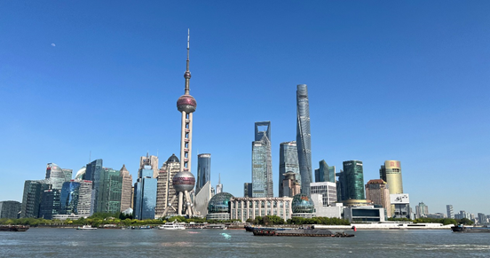 沿蘇州河遠(yuǎn)眺陸家嘴城市建筑群。人民網(wǎng) 馬作鵬 攝