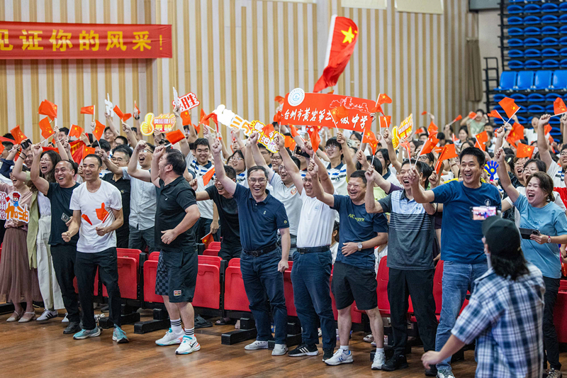 北京時(shí)間7月27日，2024年巴黎奧運(yùn)會首個(gè)比賽日，在射擊10米氣步槍混合團(tuán)體比賽中，中國選手黃雨婷/盛李豪獲得金牌。圖為黃雨婷的母校師生們通過收看奧運(yùn)直播的方式為她加油助威。