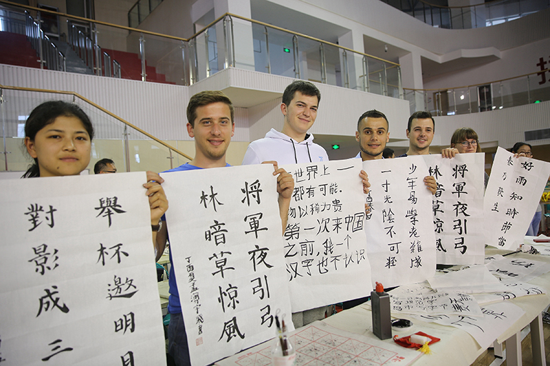 2017年6月5日，來自青島大學(xué)和中國(guó)石油大學(xué)（華東）的外國(guó)留學(xué)生在展示剛剛現(xiàn)場(chǎng)完成的書法作品。