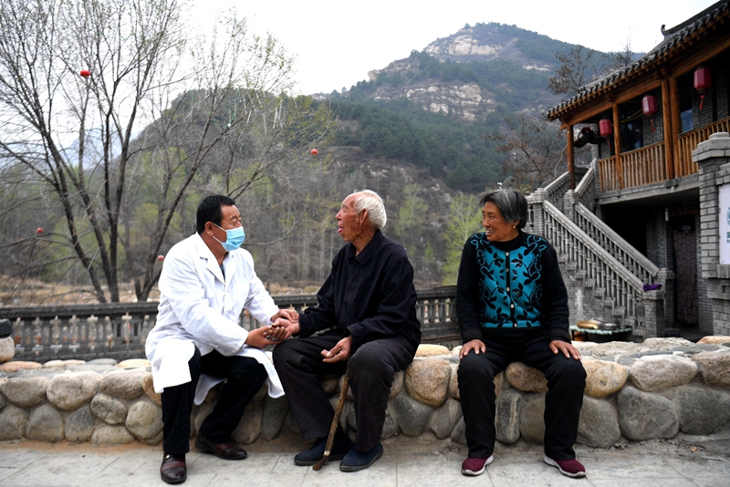 2020年4月15日，在河北阜平縣龍泉關鎮(zhèn)駱駝灣村，村醫(yī)霍建國為村民把脈。