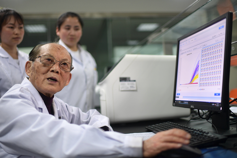 2021年6月17日，吳天一（前）在青海西寧的實驗室內(nèi)和學生討論。