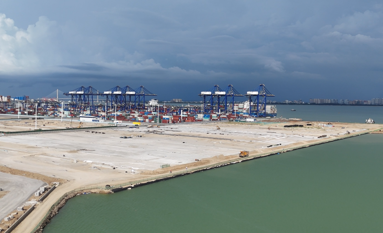 海南洋浦區(qū)域國(guó)際集裝箱樞紐港擴(kuò)建工程項(xiàng)目現(xiàn)場(chǎng)。人民網(wǎng)記者 牛良玉攝