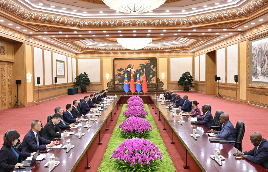 9月2日上午，國(guó)家主席習(xí)近平在北京人民大會(huì)堂會(huì)見(jiàn)來(lái)華出席中非合作論壇北京峰會(huì)的剛果（金）總統(tǒng)齊塞克迪。