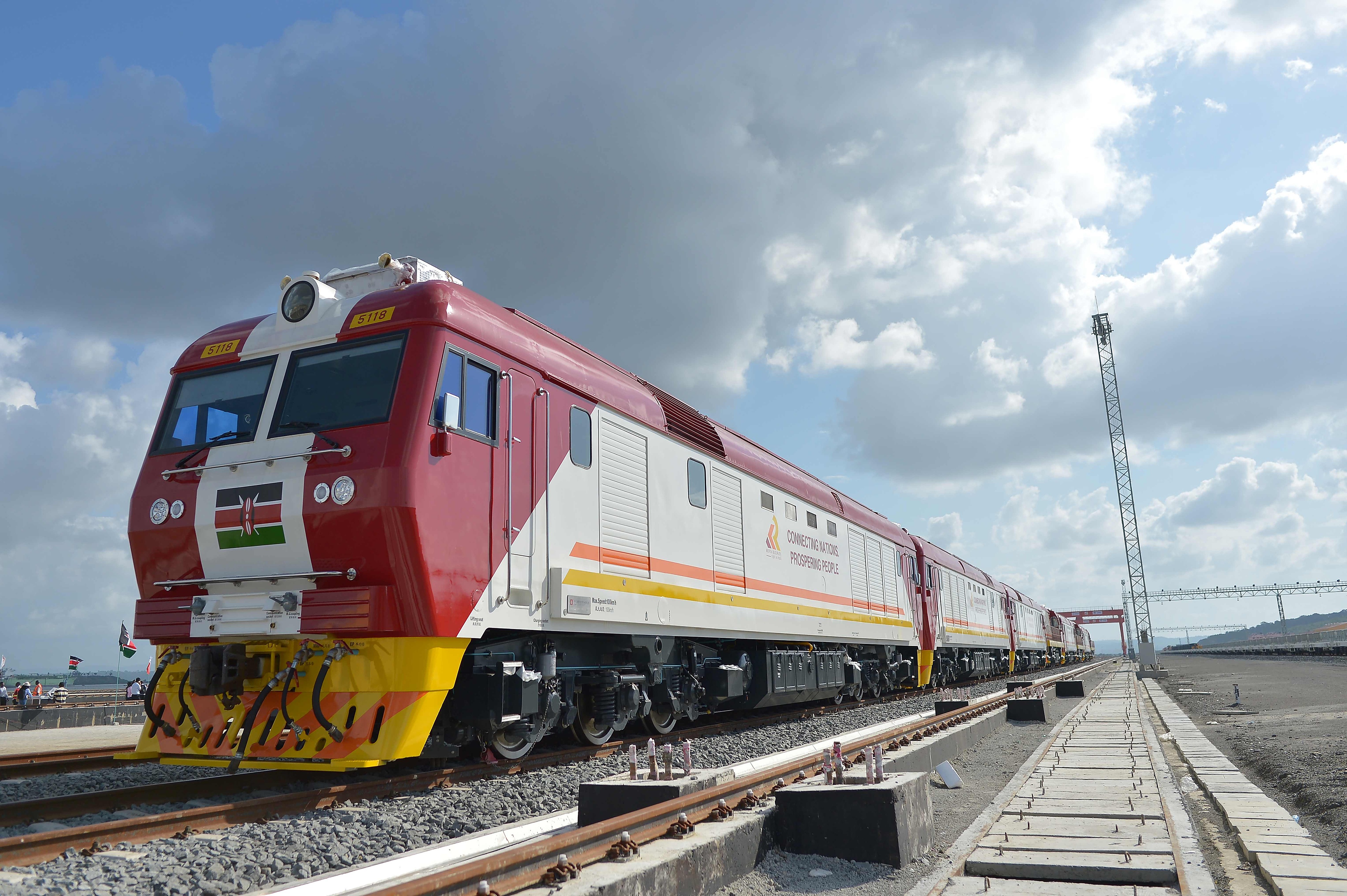 當(dāng)?shù)貢r間2017年5月30日，肯尼亞蒙巴薩，連接肯尼亞港口城市蒙巴薩和首都內(nèi)羅畢的蒙內(nèi)鐵路正式竣工通車。