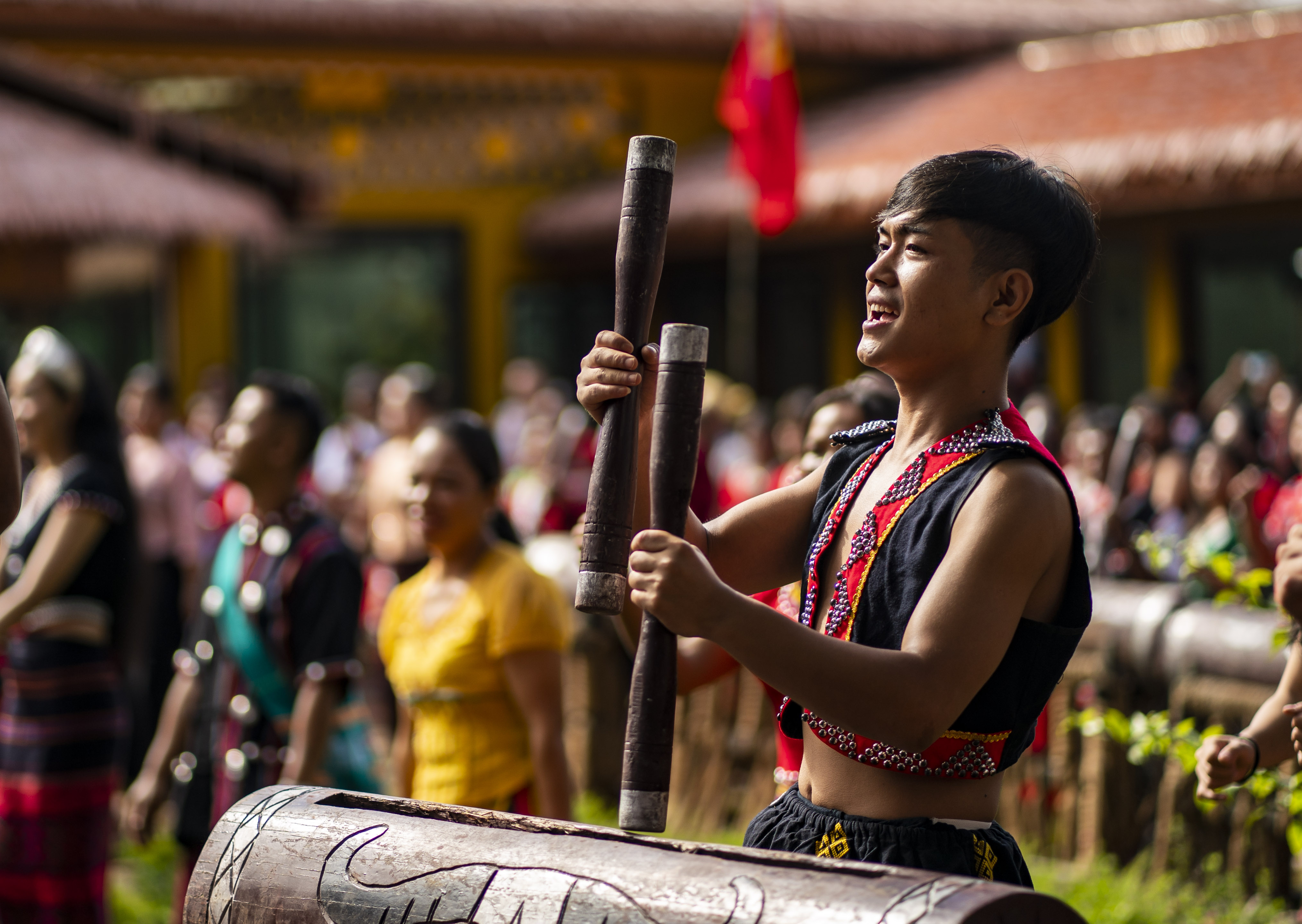 云南省滄源縣班洪鄉(xiāng)班洪村的佤族群眾唱響《阿佤人民唱新歌》（2021年8月20日攝）。