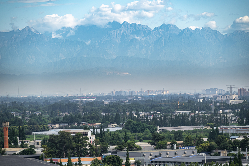 2024年7月1日，成都天氣晴好，遠(yuǎn)處雪山清晰可見。