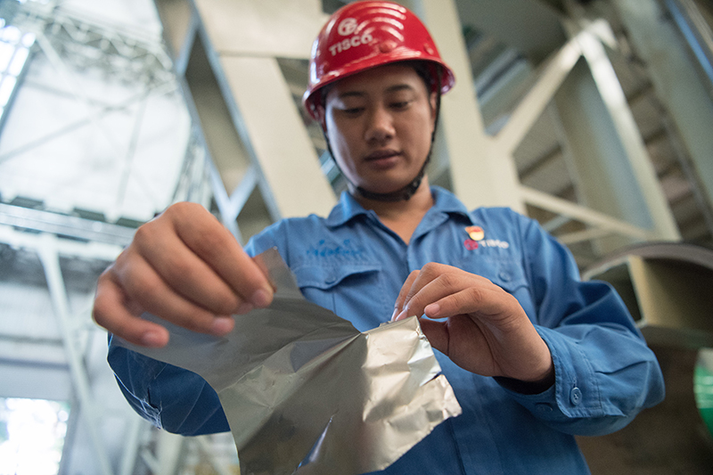 2018年8月8日，山西省太原市，太鋼精密帶鋼公司工作人員用手撕開(kāi)不銹鋼。