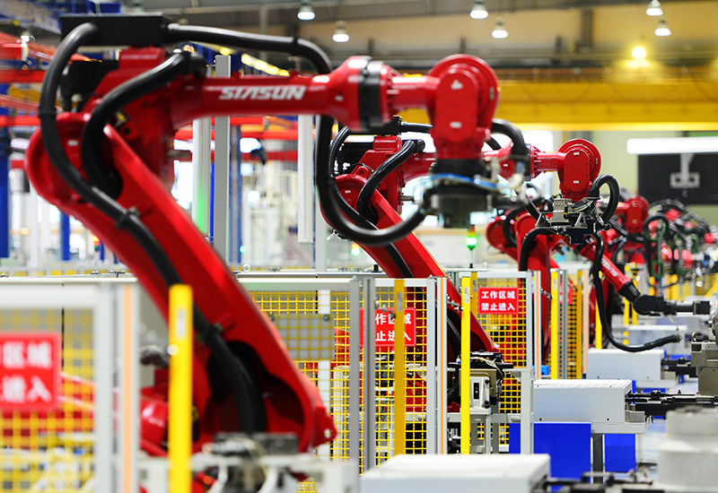 2019年11月22日，沈陽(yáng)，一家數(shù)字化智能工廠內(nèi)，名為SR210的機(jī)器人正在自主地抓取各種零部件，快速組裝稍小的工業(yè)機(jī)器人。