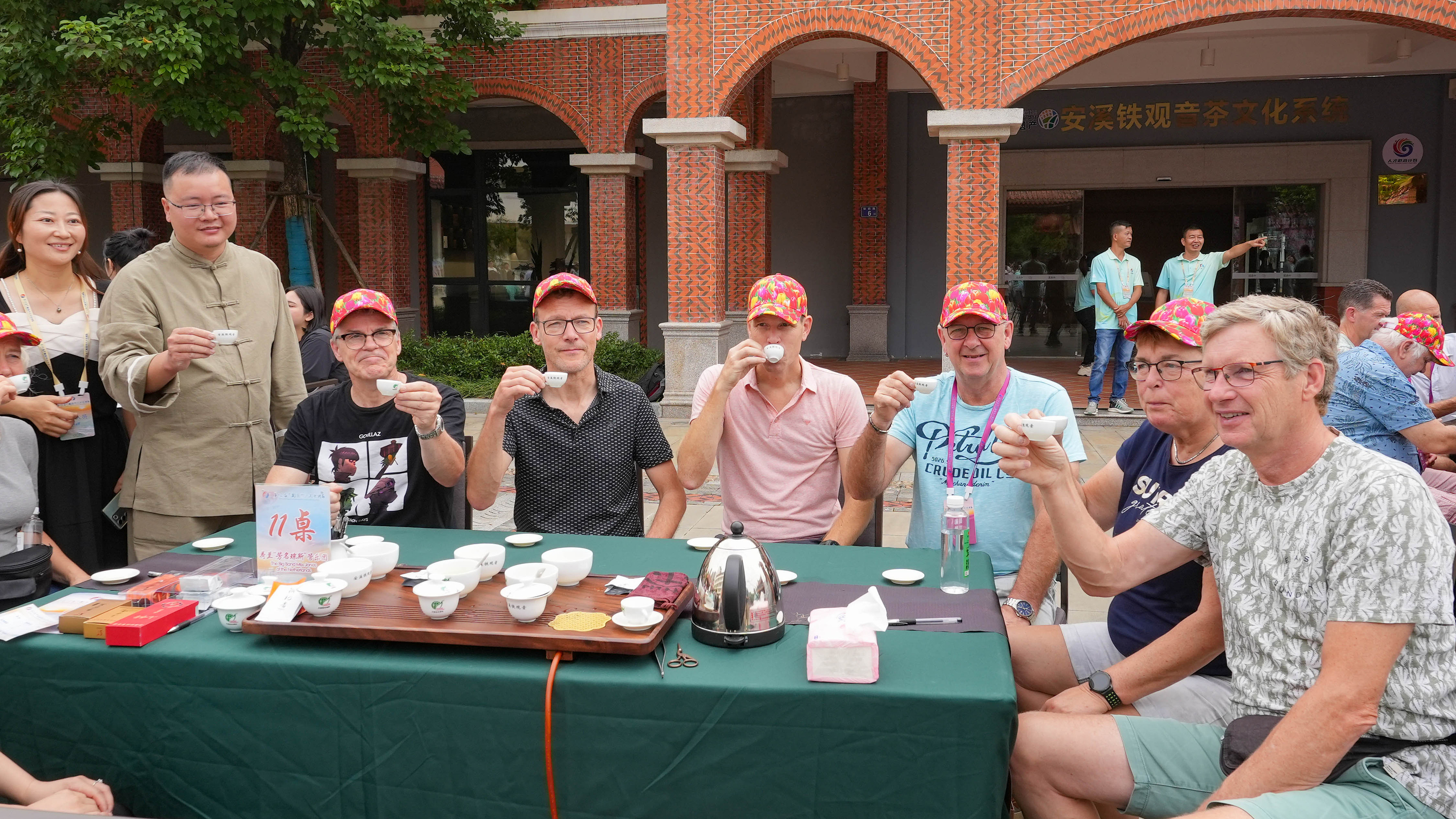 △2023年10月4日，福建泉州，外國人品中國茶。