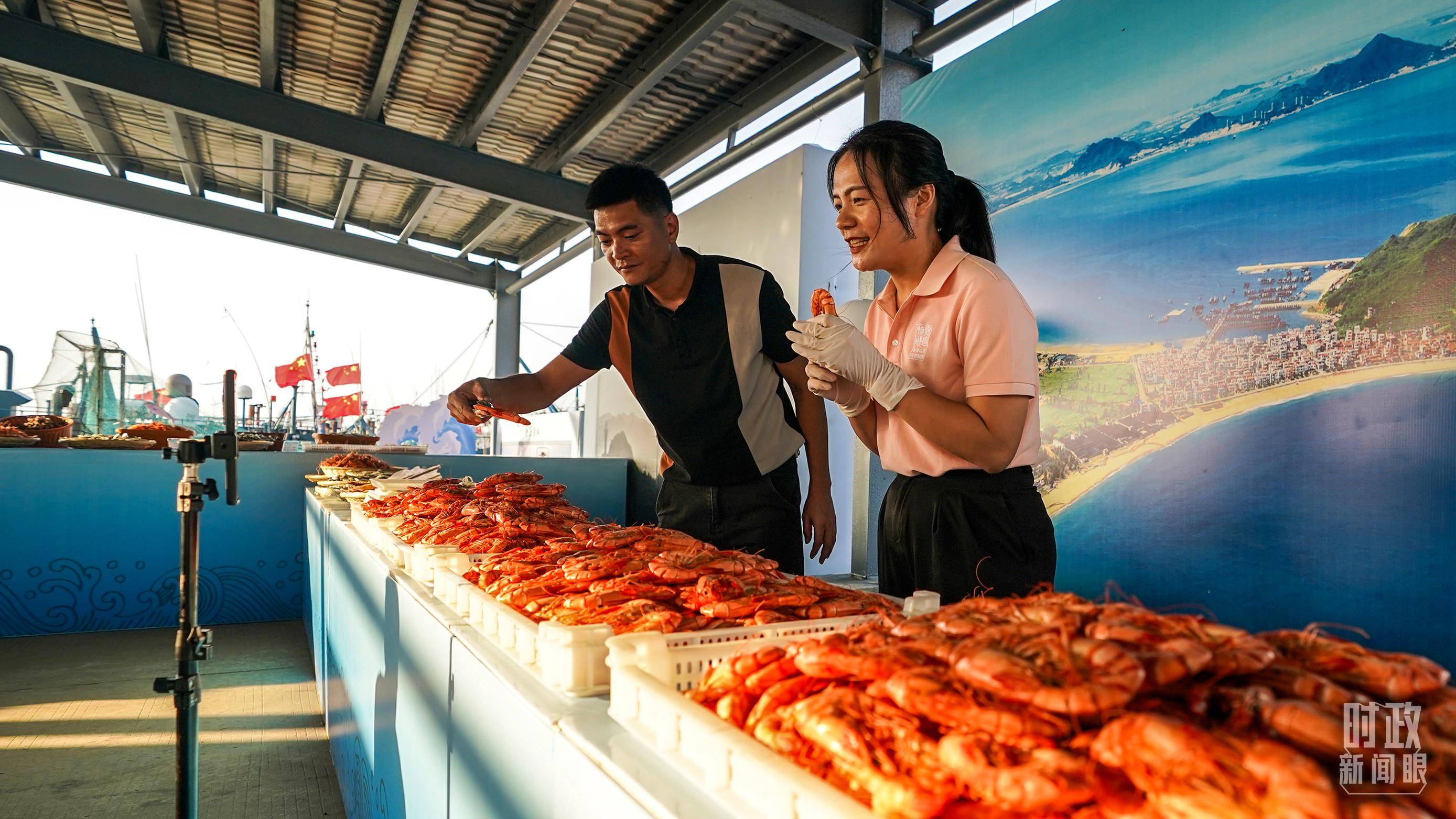 △正在直播賣貨的澳角村村民。（總臺記者李晉拍攝）