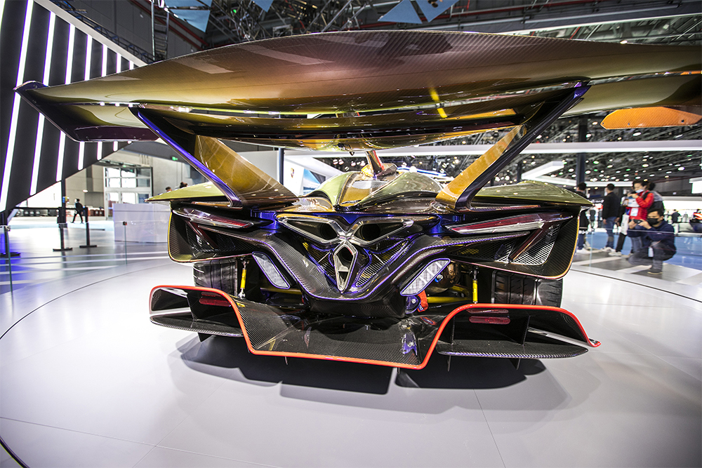2020年11月5日，上海，來自德國(guó)的全球首款全碳纖維跑車亮相進(jìn)博會(huì)。該車總重量只有1250KG。