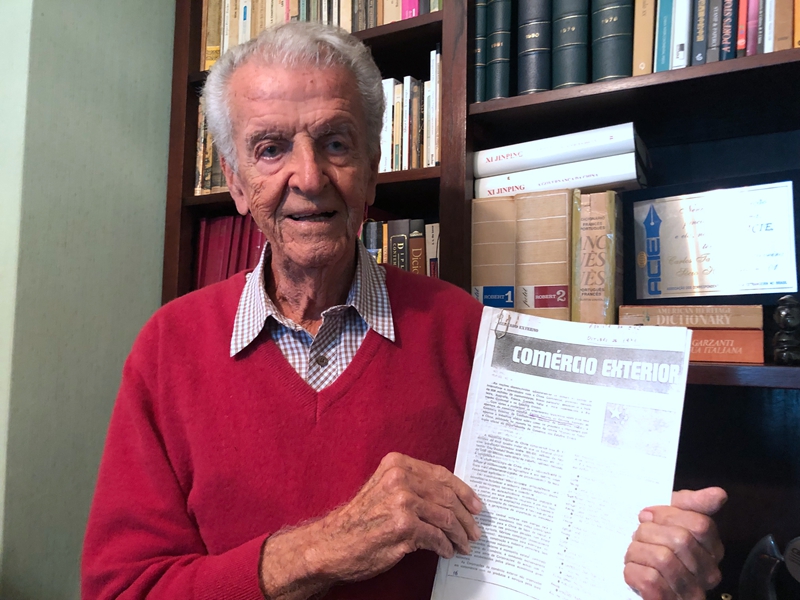 卡洛斯·塔瓦雷斯與其1971年發(fā)表的文章《中國的對外貿(mào)易》。資料圖片