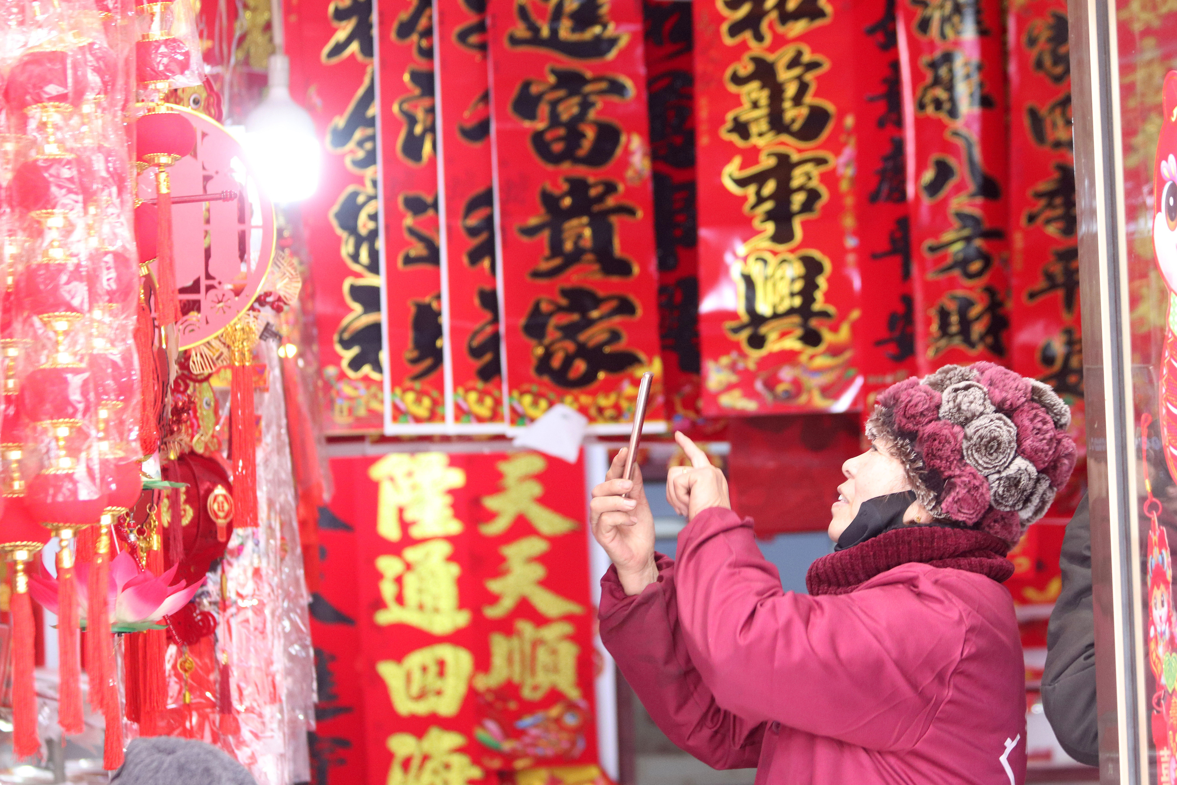 2025年1月5日，在山東省高密市夏莊鎮(zhèn)東李家村，商戶使用手機(jī)推銷新春飾品。