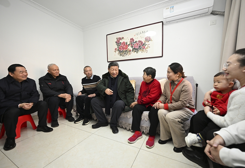 2025年1月23日上午，習近平總書記在遼寧沈陽大東區(qū)長安街道長安小區(qū)考察時，走進居民郎素蘭家中看望。