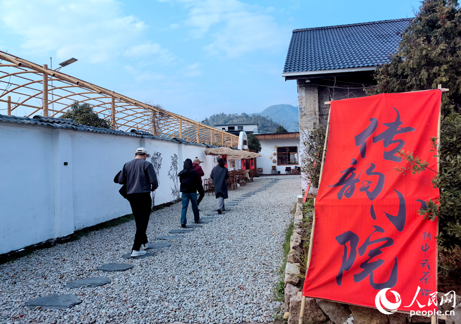 舊茶廠改造后的“傳韻小院”新中式茶館。人民網(wǎng)記者 林曉麗攝