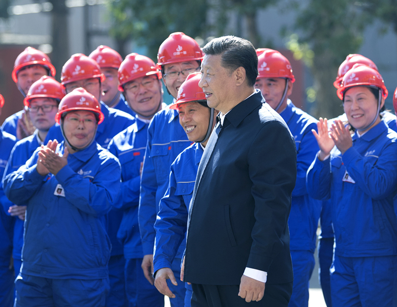 2018年9月26日，在中國一重集團，習(xí)近平總書記走到工人中間，同大家親切交流。