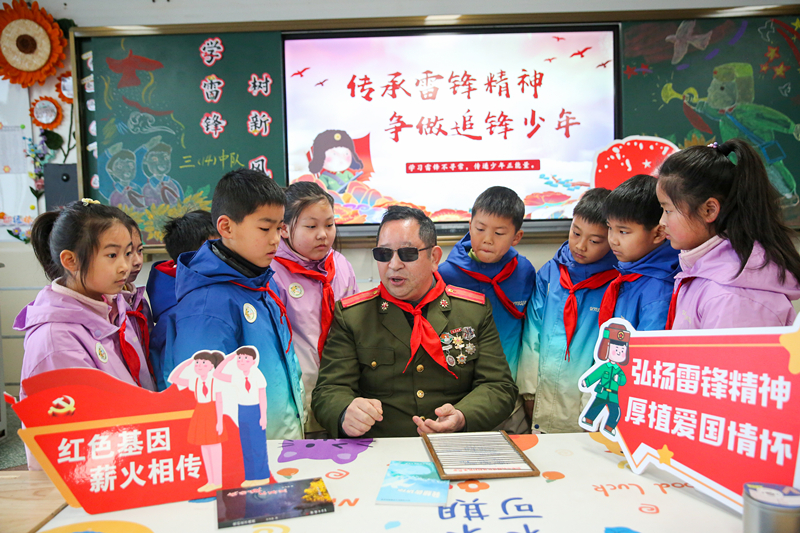 2025年3月3日，江蘇南通如皋市安定小學(xué)里，傷殘軍人許波銀在思政小課堂上向?qū)W生講述雷鋒故事。