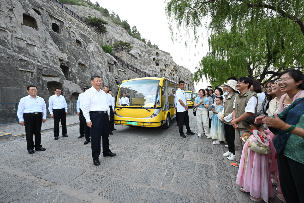 5月19日，習(xí)近平在洛陽(yáng)龍門(mén)石窟考察時(shí)，同游客親切交流。
