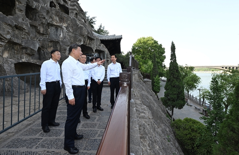 2025年5月19日至20日，中共中央總書記、國(guó)家主席、中央軍委主席習(xí)近平在河南考察。這是19日下午，習(xí)近平在洛陽龍門石窟考察。新華社記者 謝環(huán)馳 攝