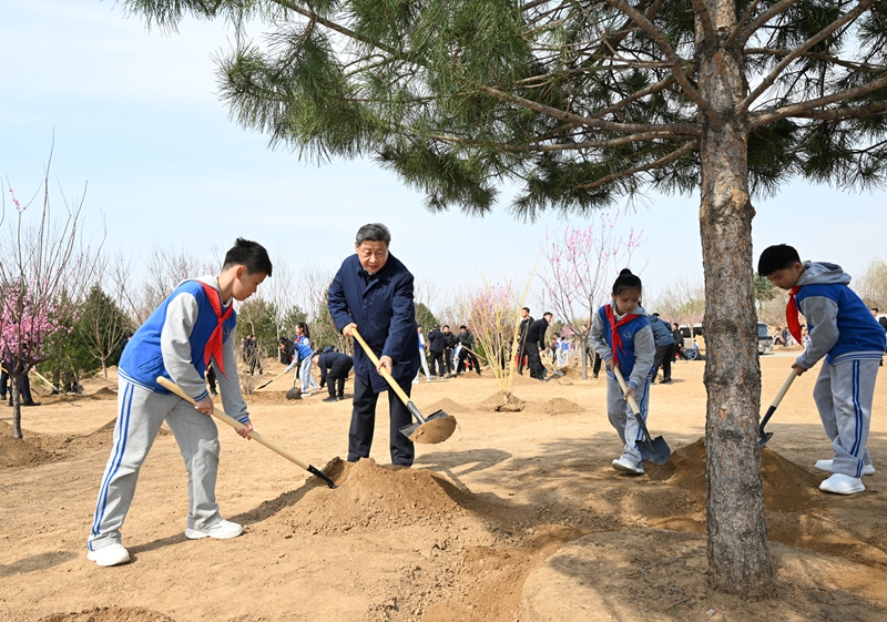 2025年4月3日，習(xí)近平總書(shū)記來(lái)到北京豐臺(tái)區(qū)永定河畔參加首都義務(wù)植樹(shù)活動(dòng)。