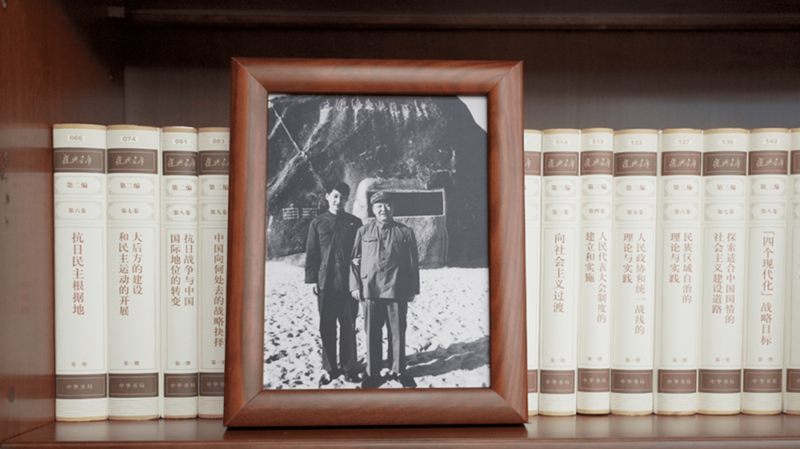 2022年12月31日，習(xí)近平辦公室的書架上擺放著他和父親的合影。