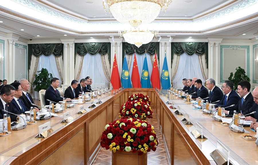 當?shù)貢r間6月16日下午，哈薩克斯坦總統(tǒng)托卡耶夫同中國國家主席習(xí)近平在阿斯塔納總統(tǒng)府舉行會談。