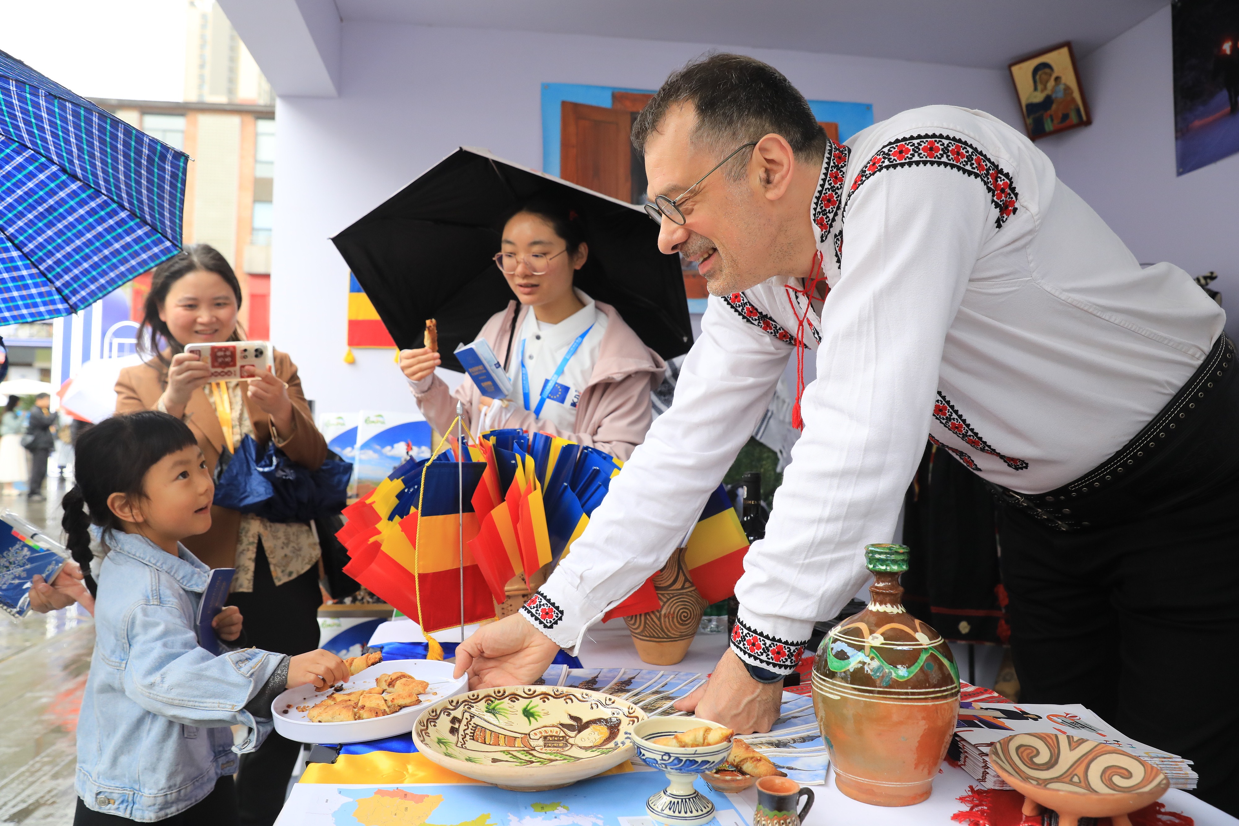 2025年4月12日，四川省成都市“2025成都·歐洲文化季”活動(dòng)融匯藝術(shù)、音樂、美食與互動(dòng)體驗(yàn)，為民眾打造了一場(chǎng)“沉浸式”文化嘉年華。