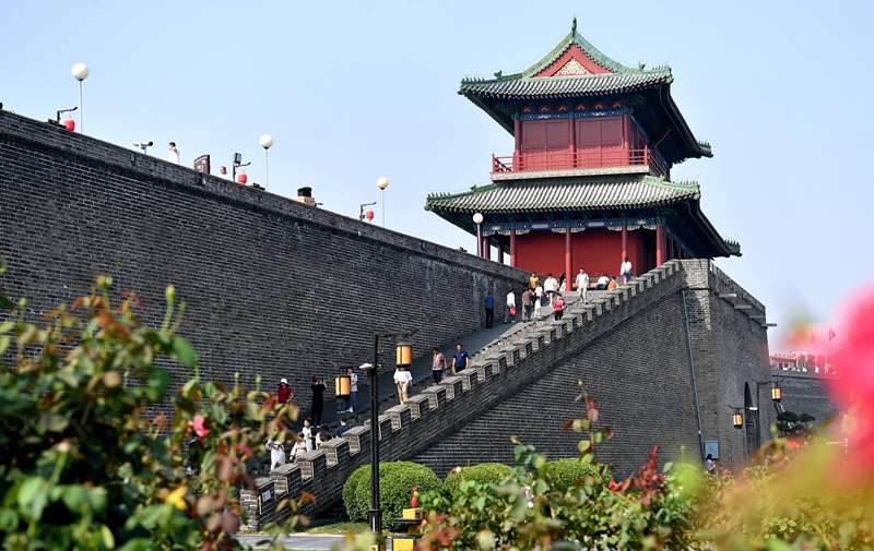 2024年9月16日，游客在河北省石家莊市正定古城游玩。