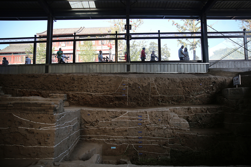 2019年9月7日，人們透過(guò)玻璃幕墻看開(kāi)元寺南廣場(chǎng)遺址考古現(xiàn)場(chǎng)。