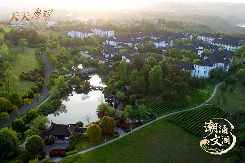 如今，越劇不僅活躍在嵊州人日常生活的一個個角落，也深深烙印在嵊州人的精神血脈之中。圖為古色古香的嵊州越劇藝術學校。