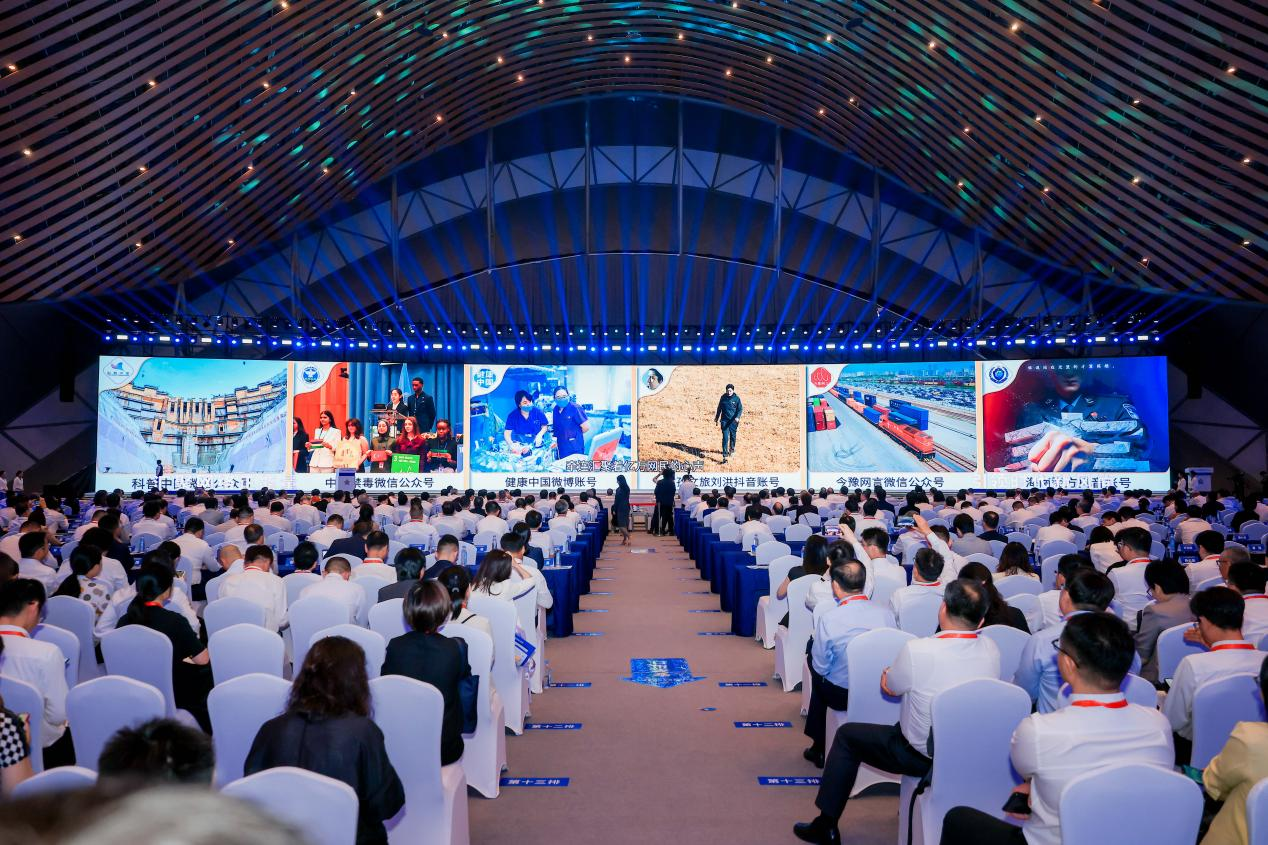 2025年中國網(wǎng)絡(luò)文明大會《走好網(wǎng)上群眾路線百個成績突出賬號推選活動成果》發(fā)布現(xiàn)場。