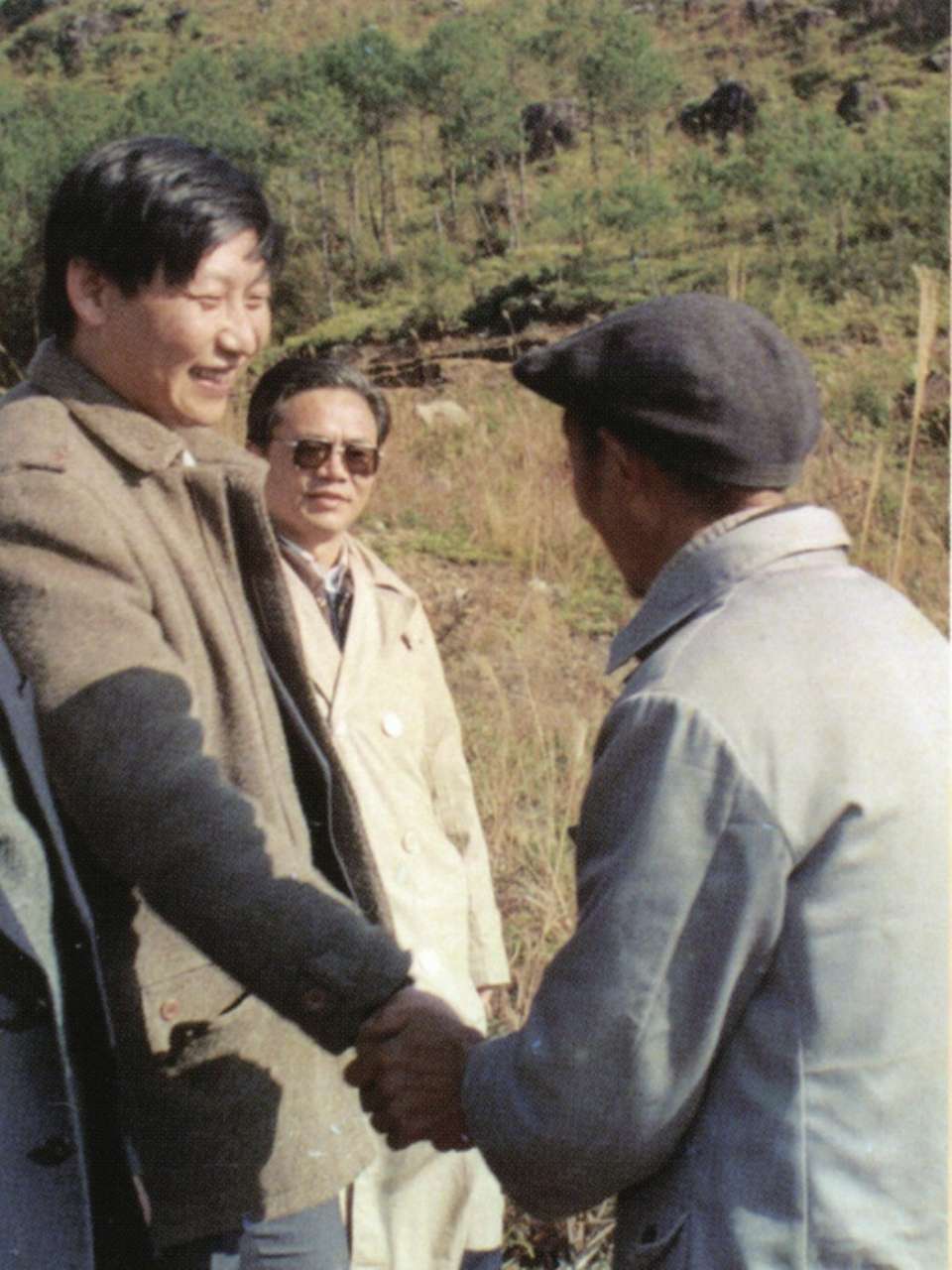 1989年1月，習(xí)近平到周寧縣走訪種林專業(yè)戶。（圖源：《習(xí)近平在寧德》）