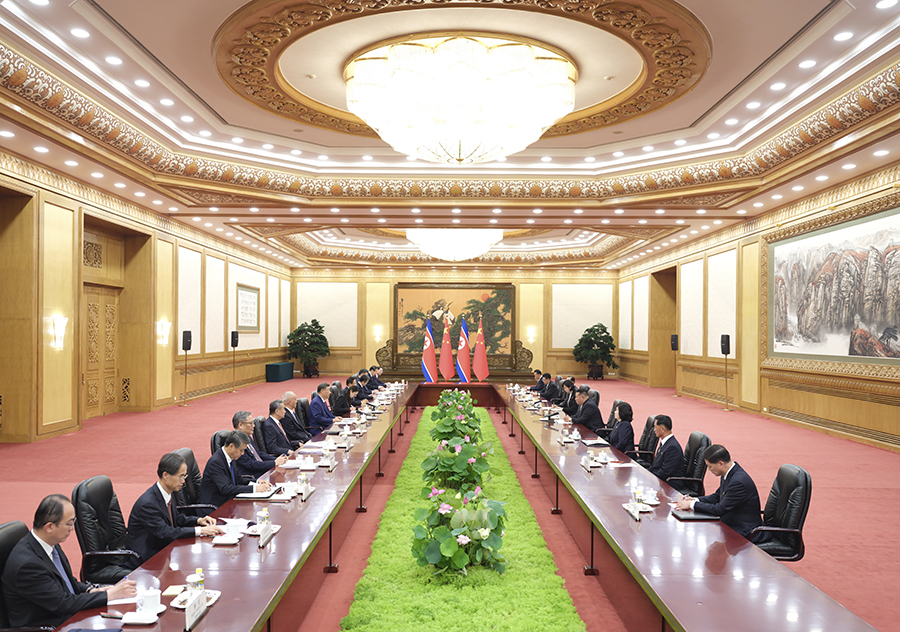 9月4日晚，中共中央總書記、國家主席習(xí)近平在北京人民大會堂同來華出席紀(jì)念中國人民抗日戰(zhàn)爭暨世界反法西斯戰(zhàn)爭勝利80周年活動的朝鮮勞動黨總書記、國務(wù)委員長金正恩舉行會談。