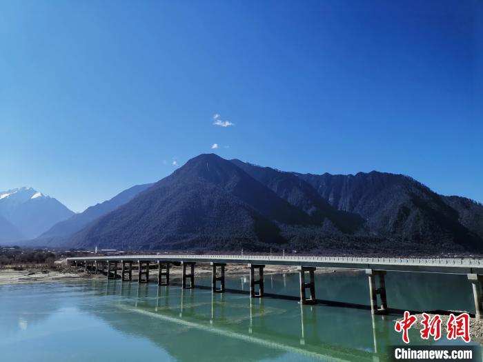 圖為現(xiàn)在已經(jīng)通車的魯霞大橋?！≮w延 攝