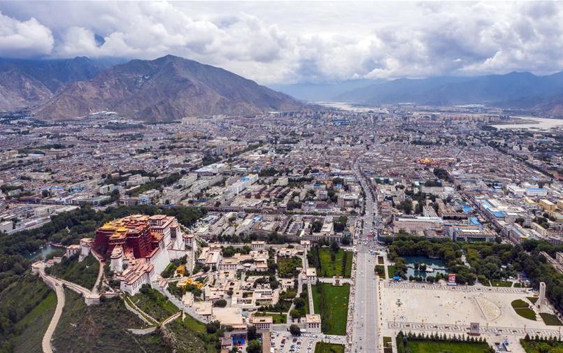 鳥瞰拉薩古城（8月10日無人機(jī)拍攝）。新華社記者 李鑫 攝.jpg