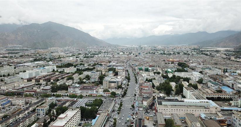 8月10日無人機(jī)拍攝的拉薩城市一景。新華社記者 王益亮 攝.jpg