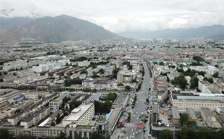 8月10日無人機(jī)拍攝的拉薩城市一景。新華社記者 王益亮 攝.jpg