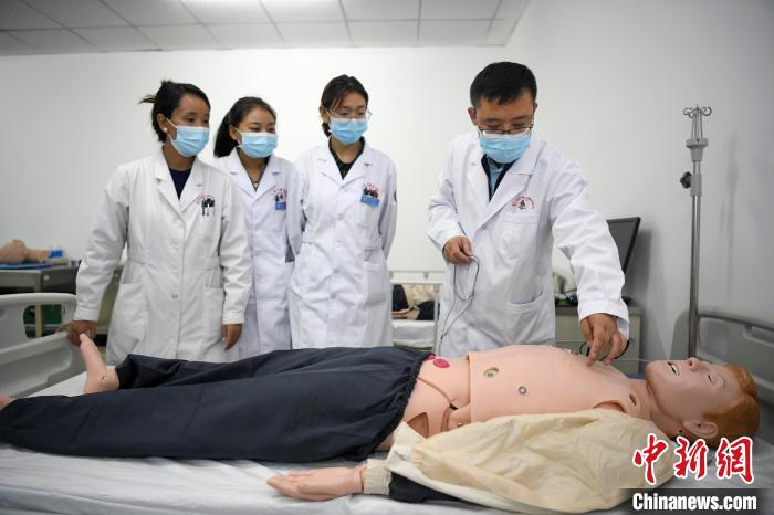 湖南中醫(yī)藥大學(xué)第一附屬醫(yī)院腦病科援藏醫(yī)生高曉峰(右一)為學(xué)生們進(jìn)行體格檢查教學(xué)。　楊華峰 攝