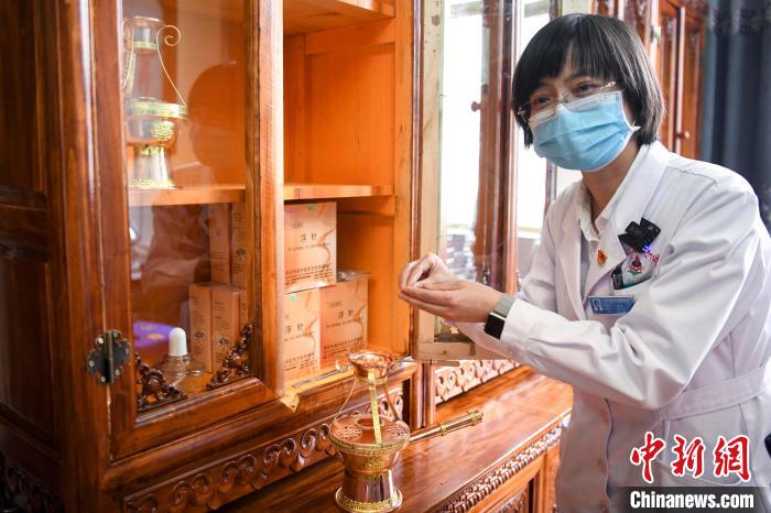 湖南中醫(yī)藥大學(xué)第一附屬醫(yī)院外治科援藏醫(yī)生譚濤介紹中醫(yī)和藏醫(yī)向結(jié)合的霍爾麥療法?！钊A峰 攝