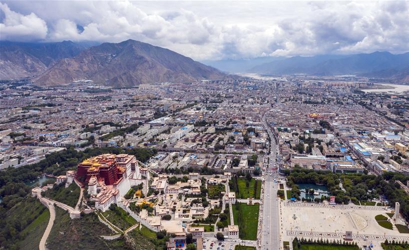 鳥瞰拉薩古城??8??10日無(wú)人機(jī)拍攝)???新華社記??? 李鑫 ??.jpg