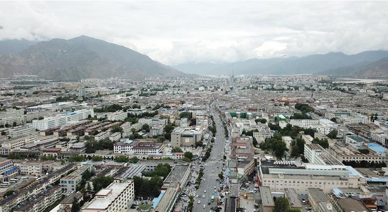 8月10日無(wú)人機(jī)拍攝的拉薩城市一景。新華社記者 王益亮 攝.jpg