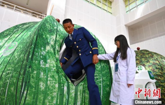 圖為參與完測試，消防員走出高壓氧倉。　趙朗 攝