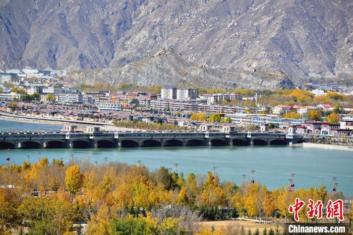 10月25日，被秋色點(diǎn)綴的拉薩河?！〗w波 攝