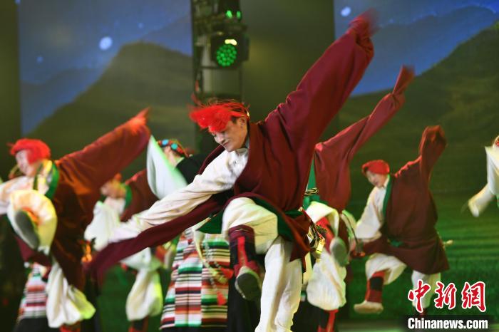 圖為演員在聯(lián)歡晚會(huì)上表演?！∝暩聛?lái)松 攝