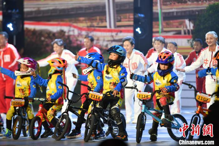 圖為拉薩市春節(jié)藏歷新年聯(lián)歡晚會(huì)錄制現(xiàn)場(chǎng)?！∝暩聛?lái)松 攝