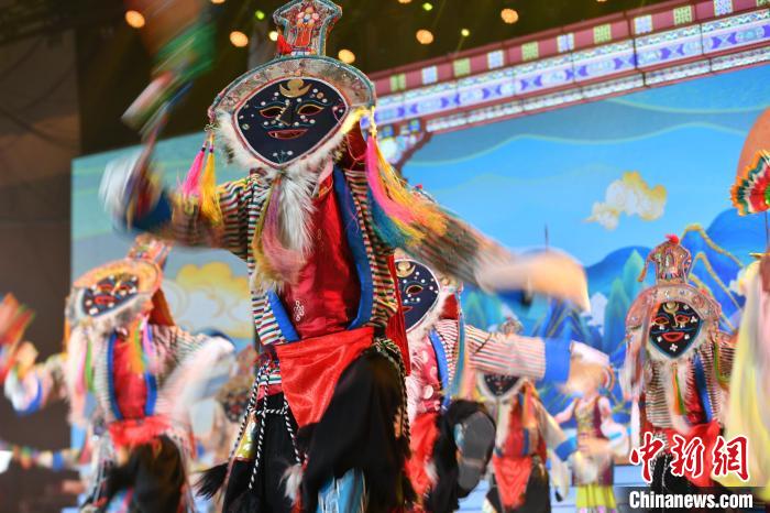 圖為演員在聯(lián)歡晚會(huì)上表演?！∝暩聛?lái)松 攝